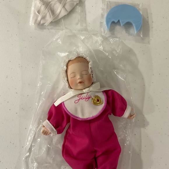 Brand New Ashton Drake Galleries Collectible Doll - Picture 3 of 3